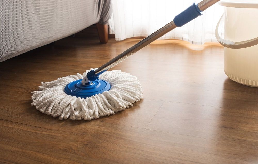 Vệ sinh sàn để loại bỏ bụi bẩn trước khi đánh bóng sàn gỗ